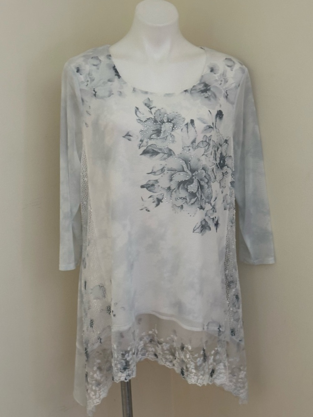 SONG N SPIRIT White & Blue Light Gray Floral Sequence Lace-Trim Tunic Top Sz XL.